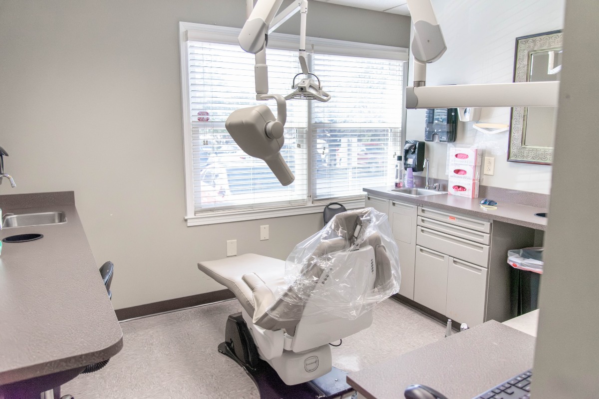 The-dental-care-center-fayetteville-office-exam-room Dental treatment room in fayetteville nc with overhead light and patient chair for comprehensive dental care